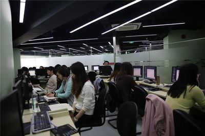 上海服裝設(shè)計(jì)培訓(xùn) 實(shí)戰(zhàn)教學(xué)賦能，技能學(xué)歷與就業(yè)全方位護(hù)航