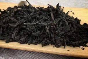 天價(jià)巖茶炒作之殤 誰(shuí)在為50萬(wàn)斤的瘋狂買(mǎi)單？